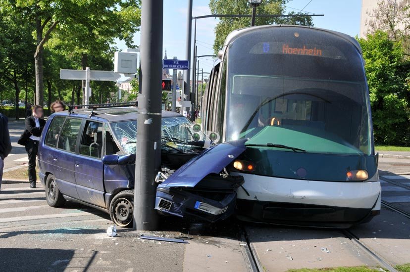 http://www.strasbourgphoto.com/wp-content/gallery/crashtram/tram-(1).jpg