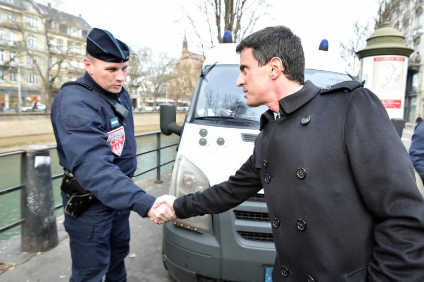 Manuel Valls au Marché de Noël de Strasbourg.