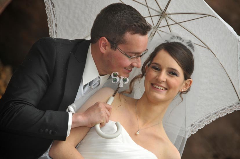 des photos de mariage sous la pluie