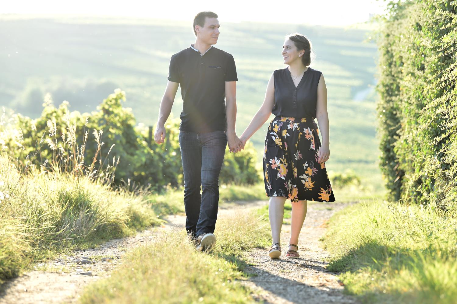 couple dans les vignes en Alsace