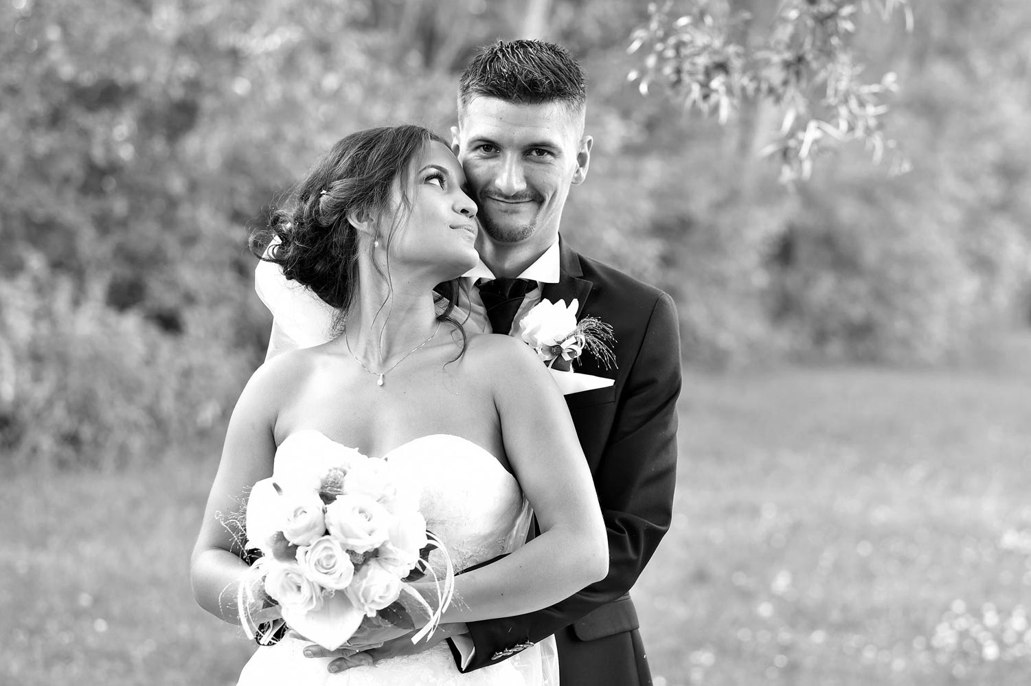 Photo de couple de mariage en noir et blanc