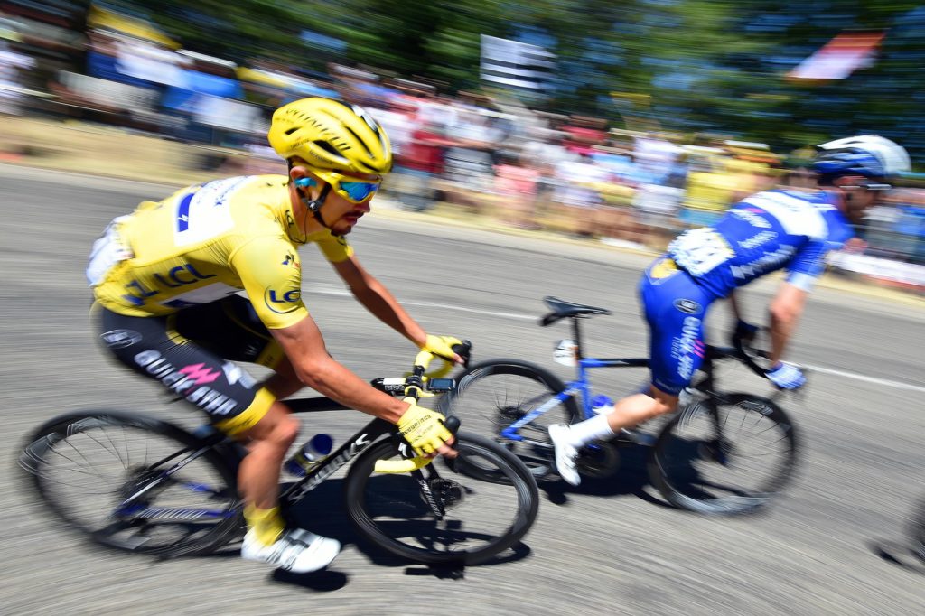 Photo du maillot jaune : Julian Alaphilippe pendant la montée de Grendelbruch.